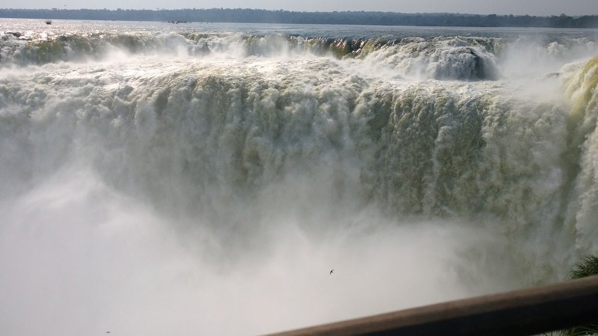 Cerraron el acceso a las Cataratas por fuerte crecida del río Iguazú