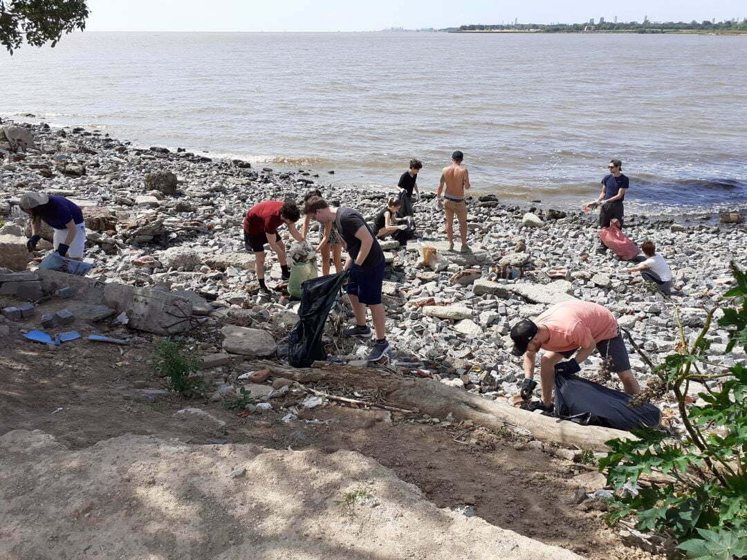 Vicente López: Voluntarios limpiaron la costa del río