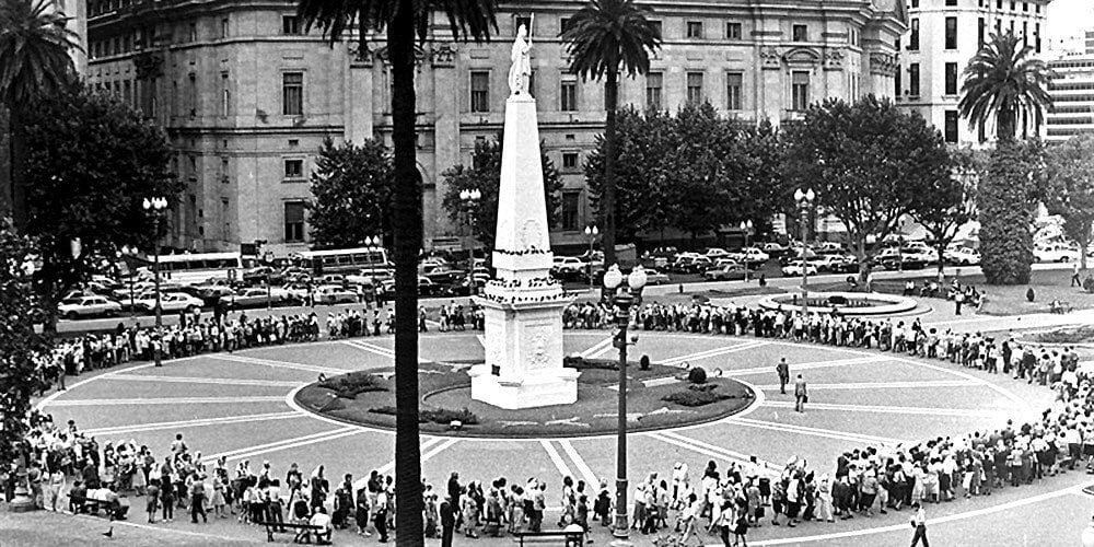 Hace 48 años se producía la primera ronda de las Madres en Plaza de Mayo