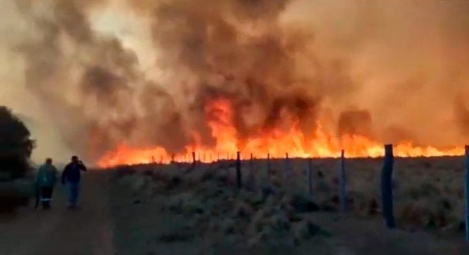 Más de 360 personas siguen combatiendo el incendio en Los Alerces