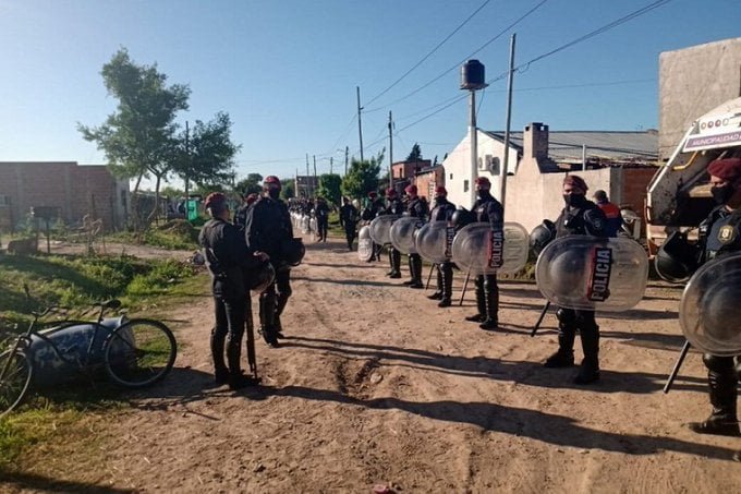 Escobar: Desalojan 60 familias que fueron estafadas