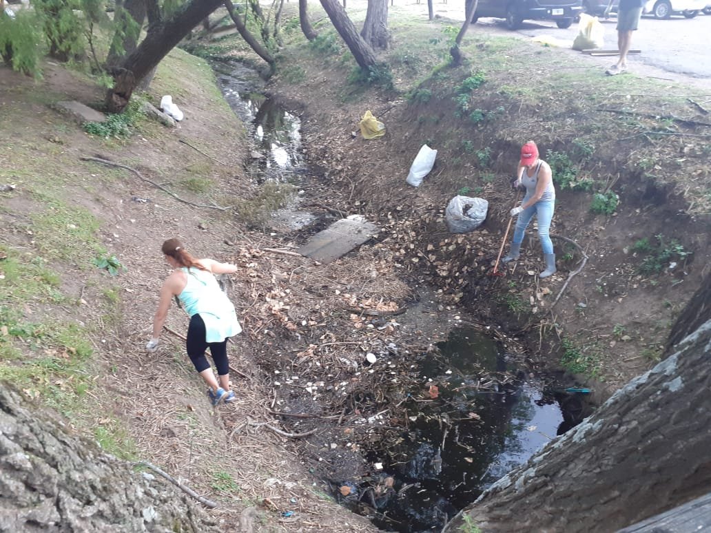 San Isidro: Jóvenes se organizan para limpiar la costa