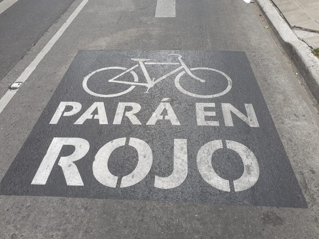 Advertencia para ciclistas que cruzan los semáforos en rojo