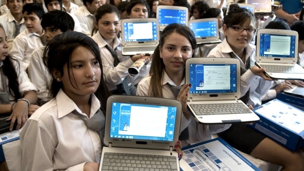 Entregan computadoras a estudiantes del San Martín