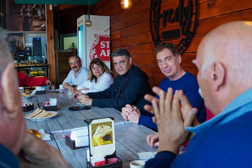 Santilli recorre municipios sin responder preguntas del periodismo