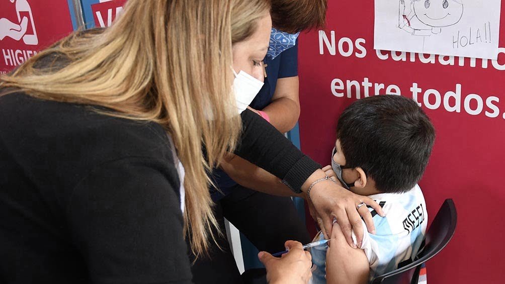 Covid: Un juez ordenó suspender la vacunación a menores
