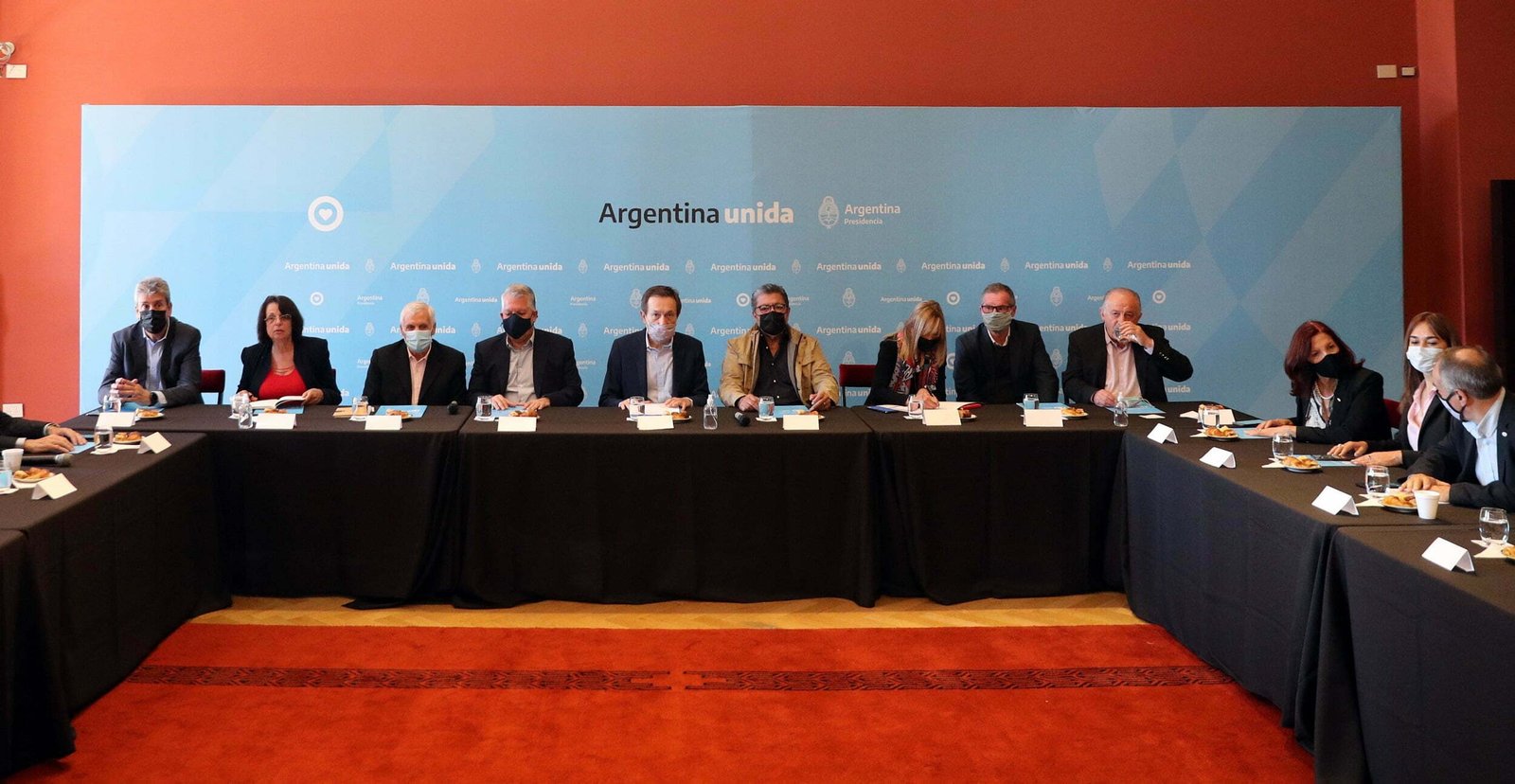 El plan plurianual lo debatirán también empresarios y sectores sociales El plan plurianual lo debatirán también empresarios y sectores sociales