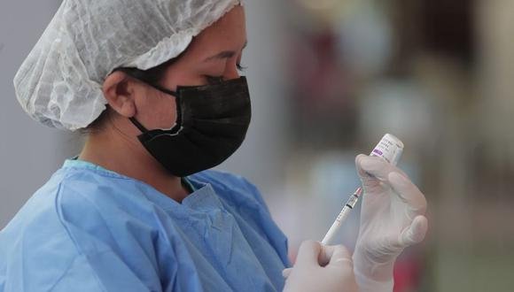 Recomiendan vacunarse contra la gripe y el Covid