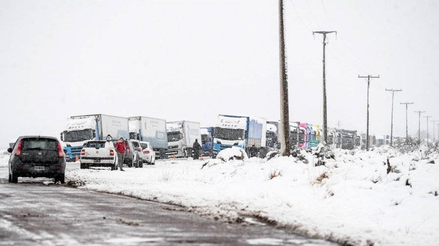 Tres mil camiones varados por la nieve en Mendoza