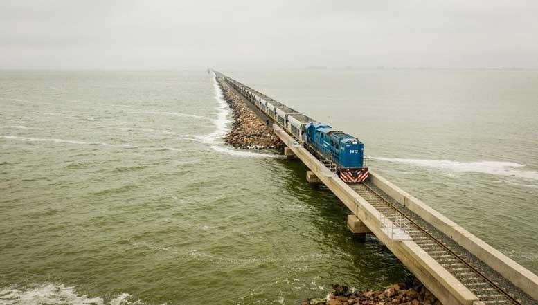 Los ferrocarriles un espejo mostrando la puja de modelos de país