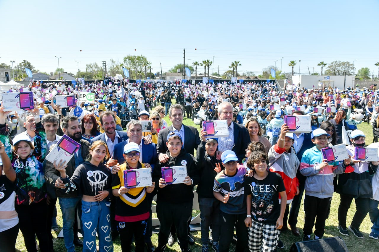 Entregan computadoras a alumnos de 16 escuelas de Tigre