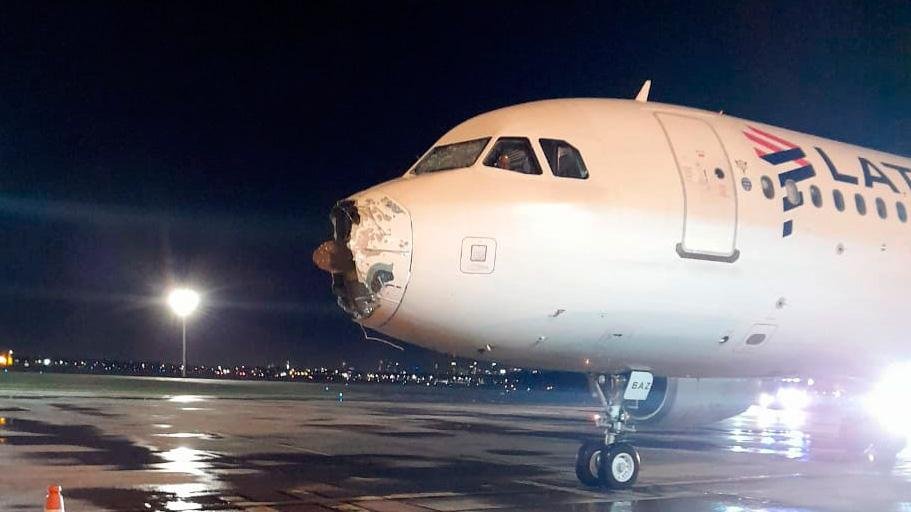 Pánico en un avión que aterrizó sin un motor y la trompa rota
