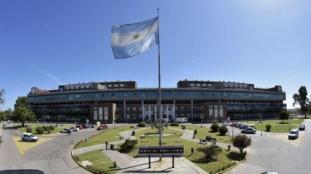 Denuncian despidos en el hospital Posadas