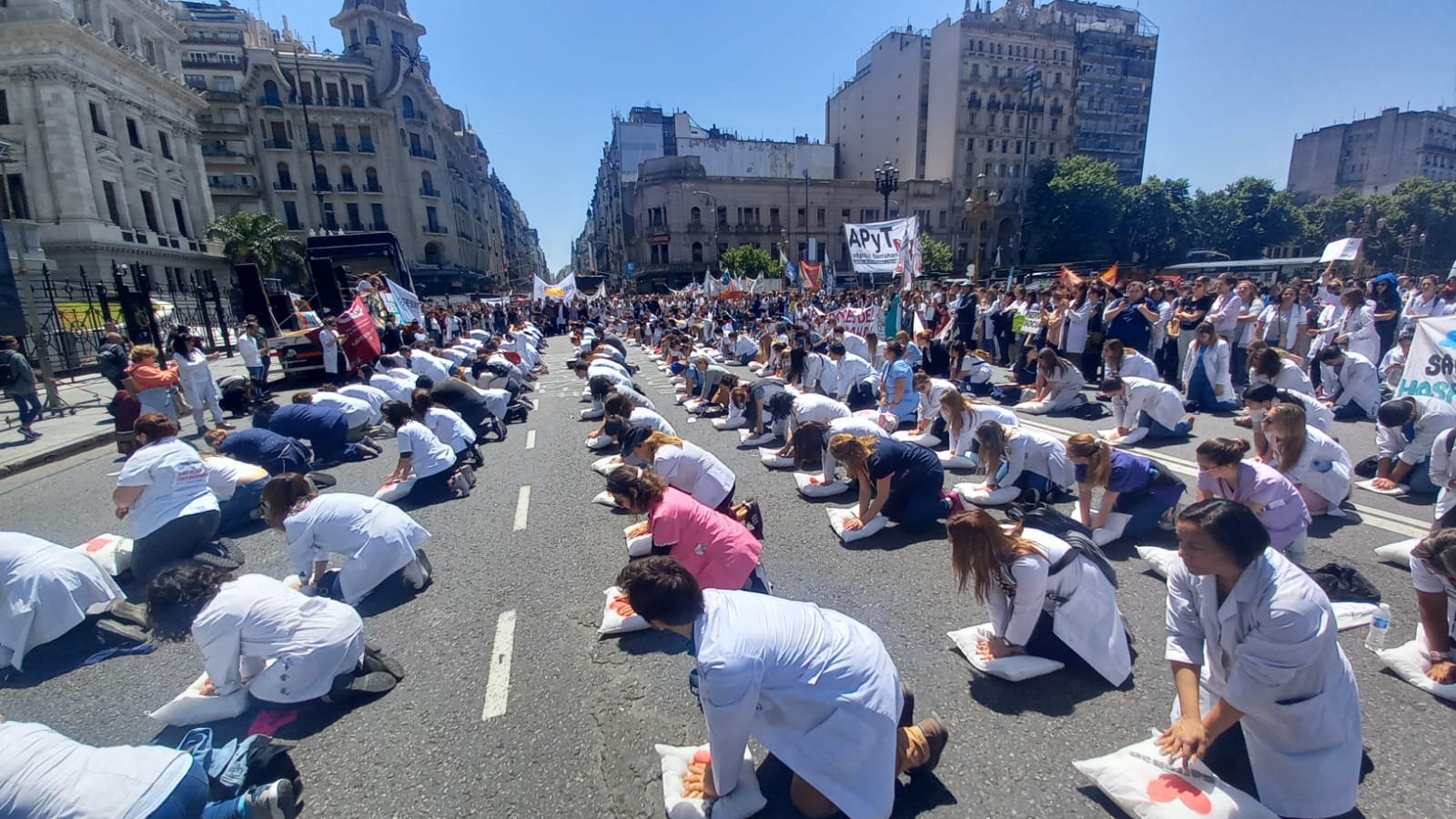 Impulsan reconocer como trabajadores a médicos residentes