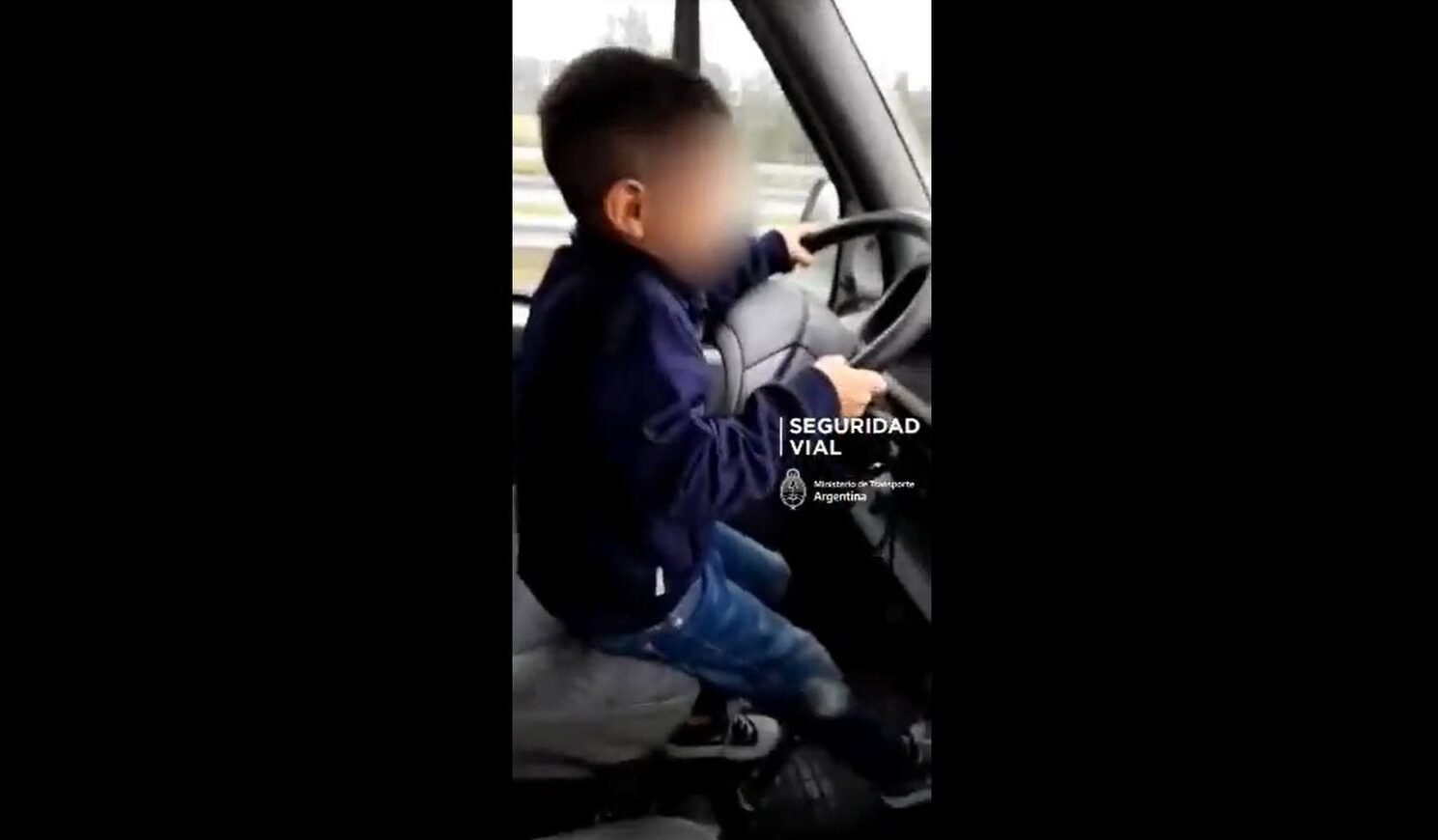 Hizo manejar a su hijo menor por una autopista y lo filmó