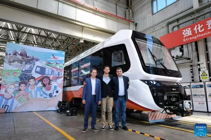 China exporta su primer tren ligero que circulará en Argentina