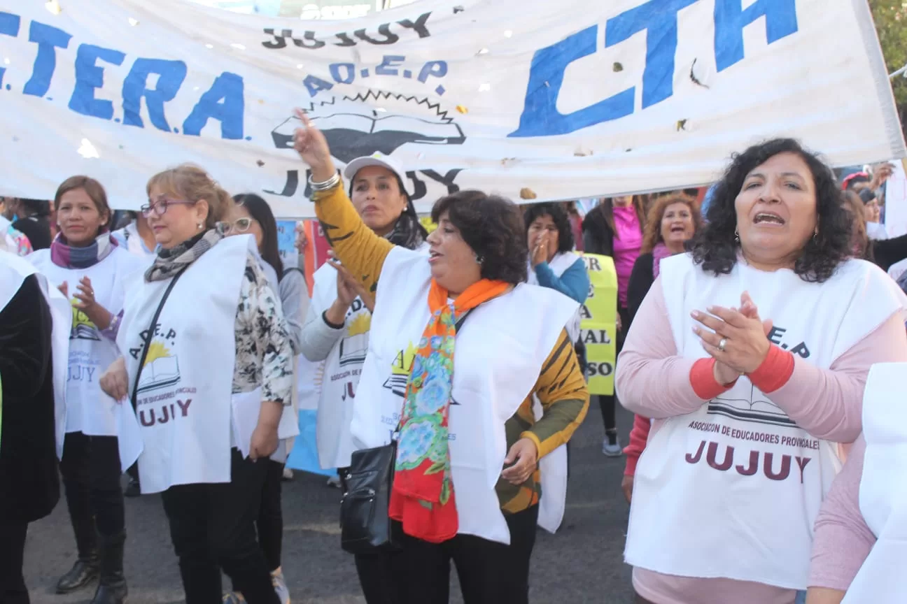 Docentes jujeños se movilizaron por mejoras salariales