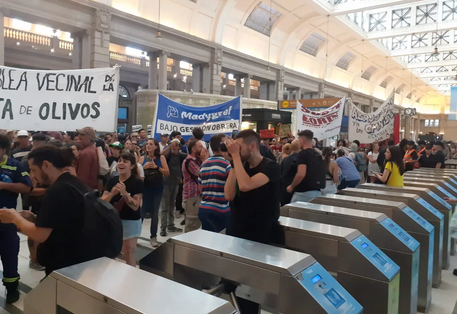 El «molinetazo» como queja por las tarifas en los trenes